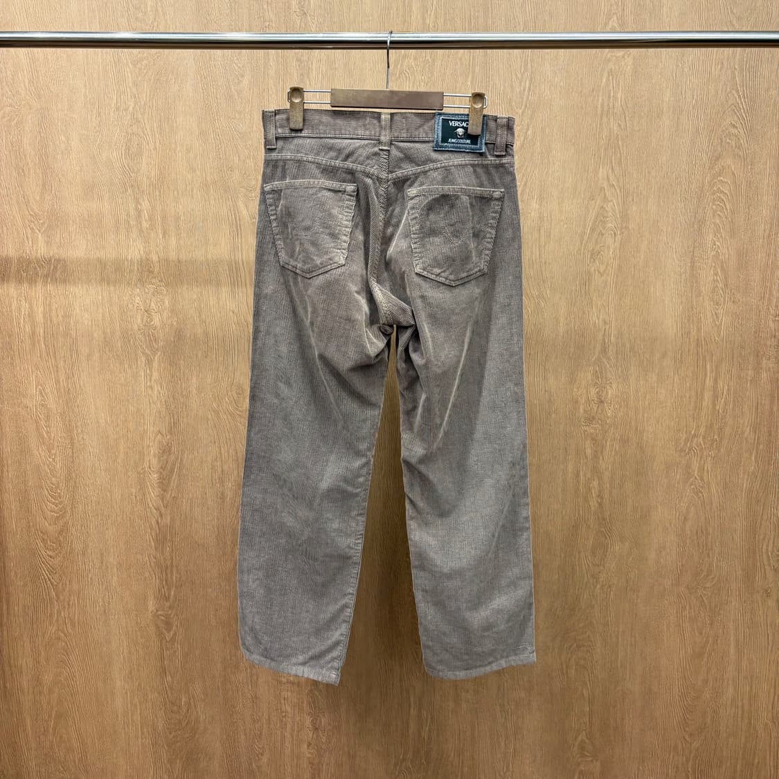 베르사체 진스 꾸뛰르 코듀로이 스트레이트 팬츠 로고 각인 디테일 브라운 상품이미지3