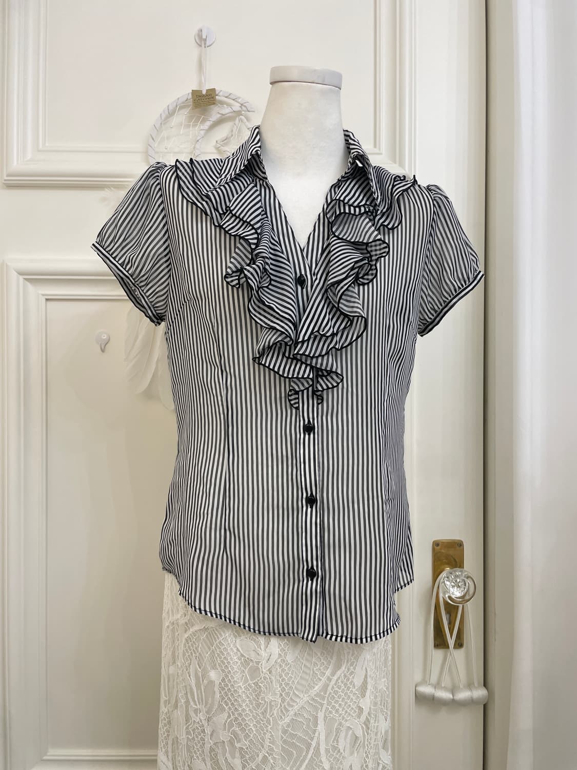 black stripe frill point puff blouse 상품이미지1