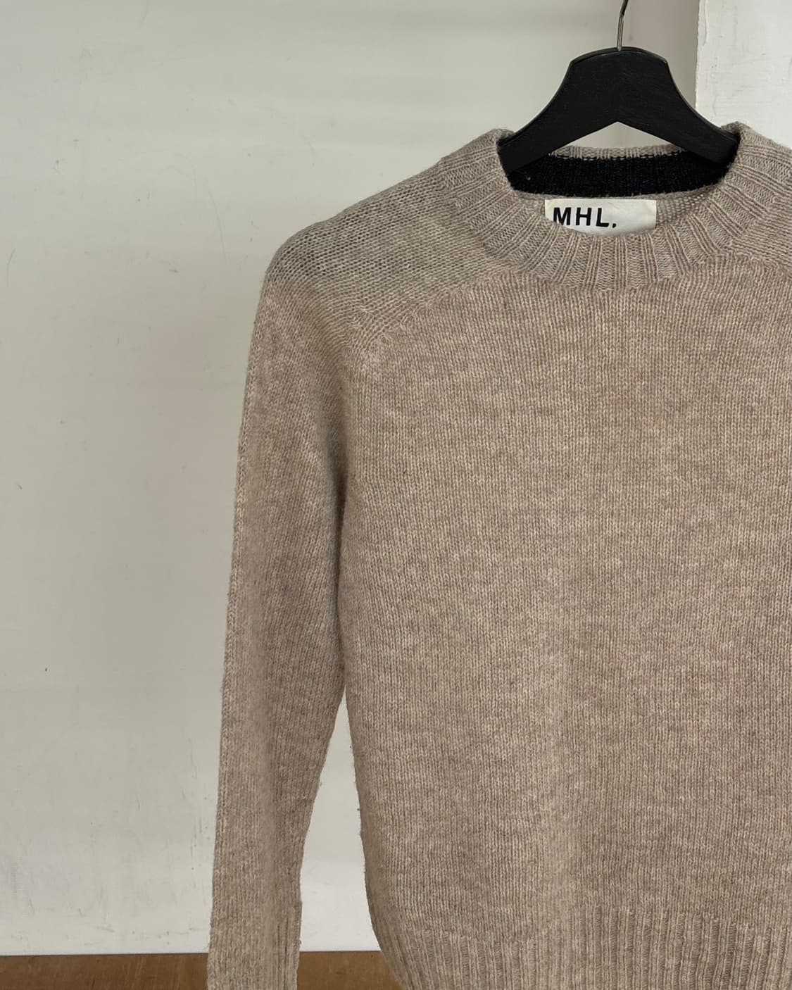 엠에이치엘 베이지 크루넥 울 니트 상품이미지3