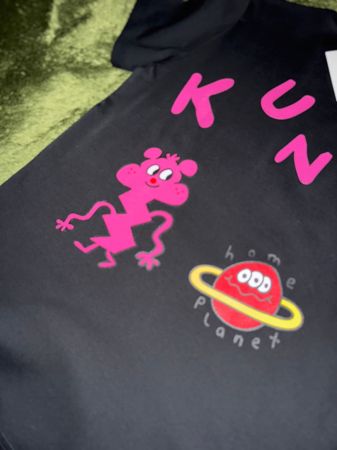 [S] 더뮤지엄비지터 X 존 버거맨 콜라보 플래닛 프린트 티셔츠 상품이미지9