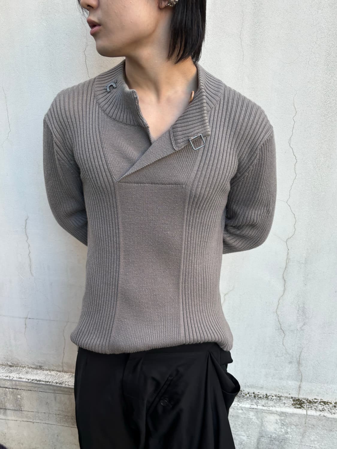 엠포리오 아르마니 후크 넥 스웨터 상품이미지1