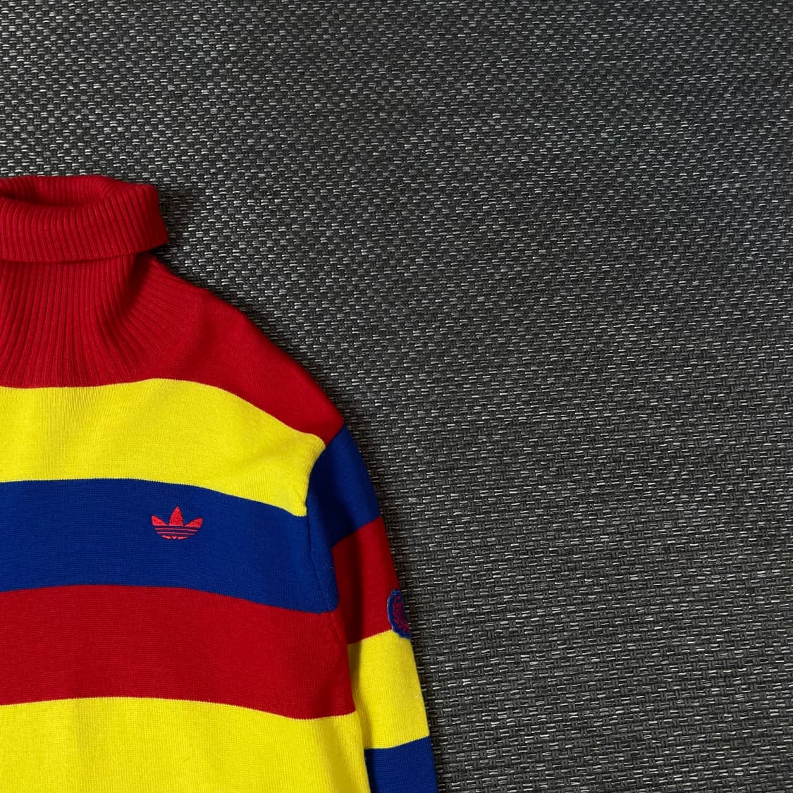 아디다스 레드 옐로우 블루 단가라 하이넥 긴팔 니트 100 상품이미지3