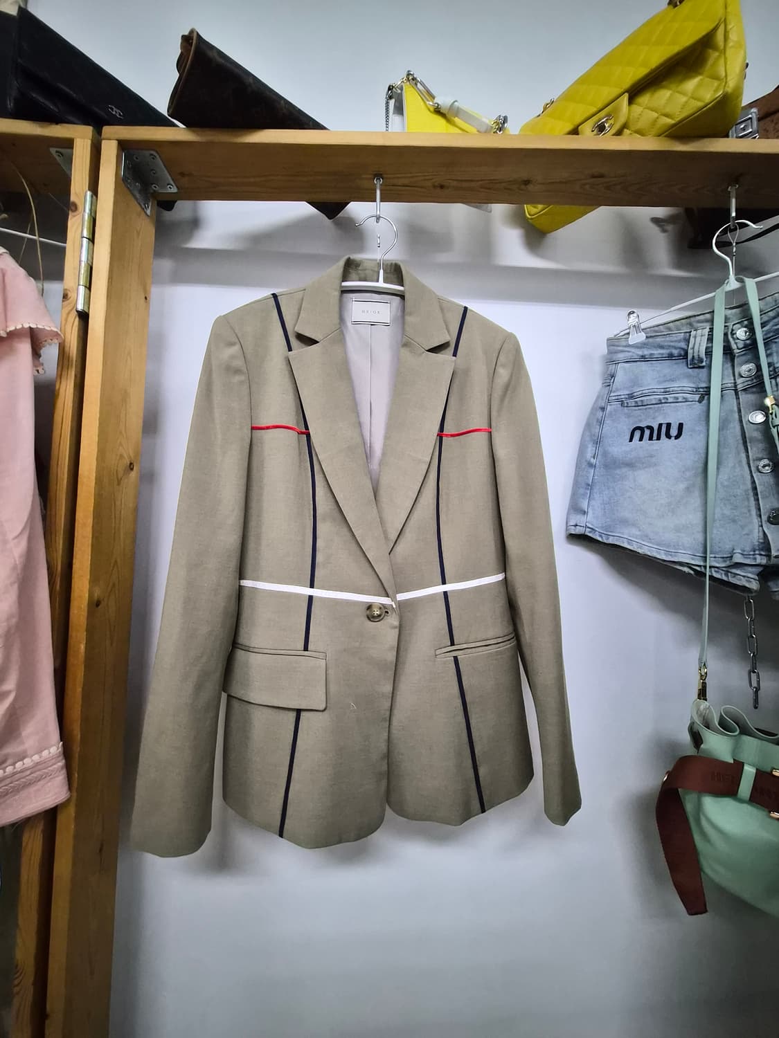 beige 핀턱 자켓. 데님 멜빵 슬릿 원피스 상품이미지2