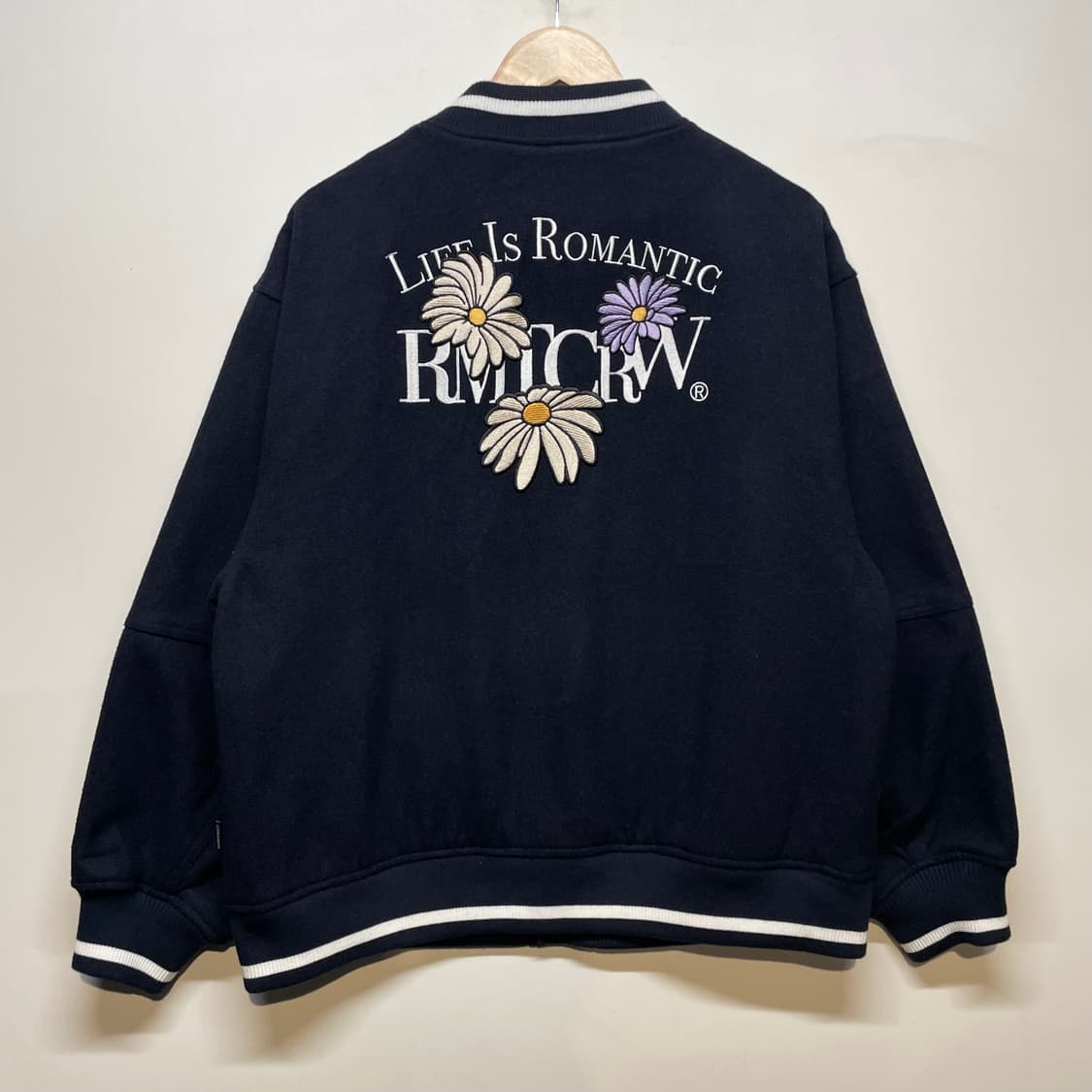 로맨틱크라운 와일드 프라워 울 바시티 자켓 상품이미지3