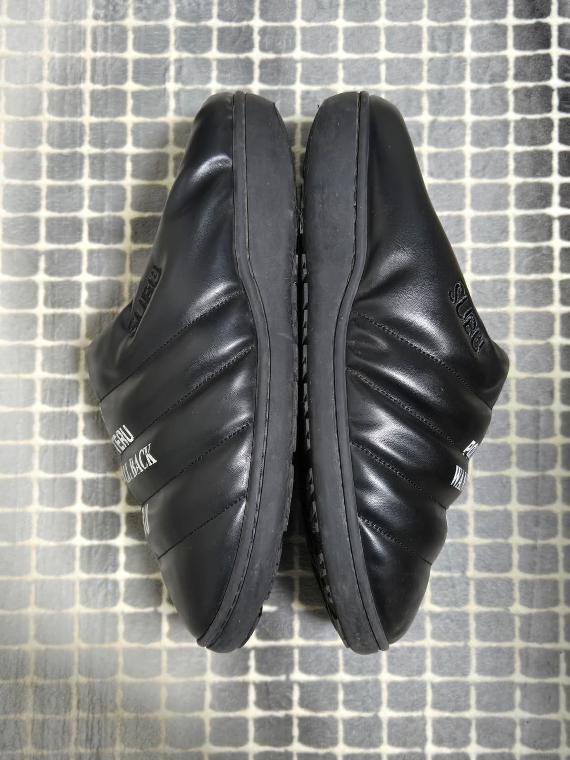 [2] 폴리테루 x 스부 패디드 슬리퍼 블랙 + 레터링 상품이미지5