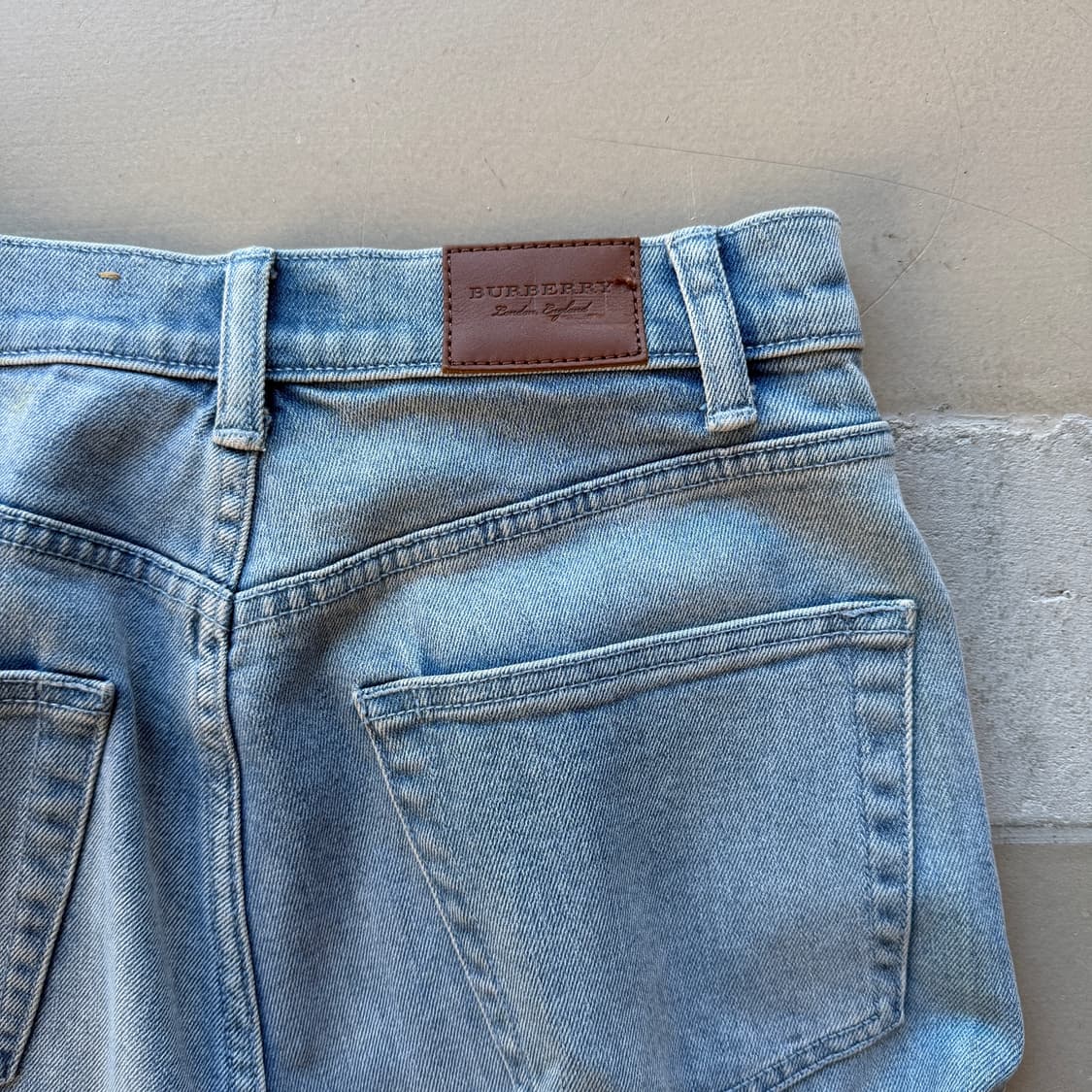 버버리 스트레이트 데님 팬츠 상품이미지1
