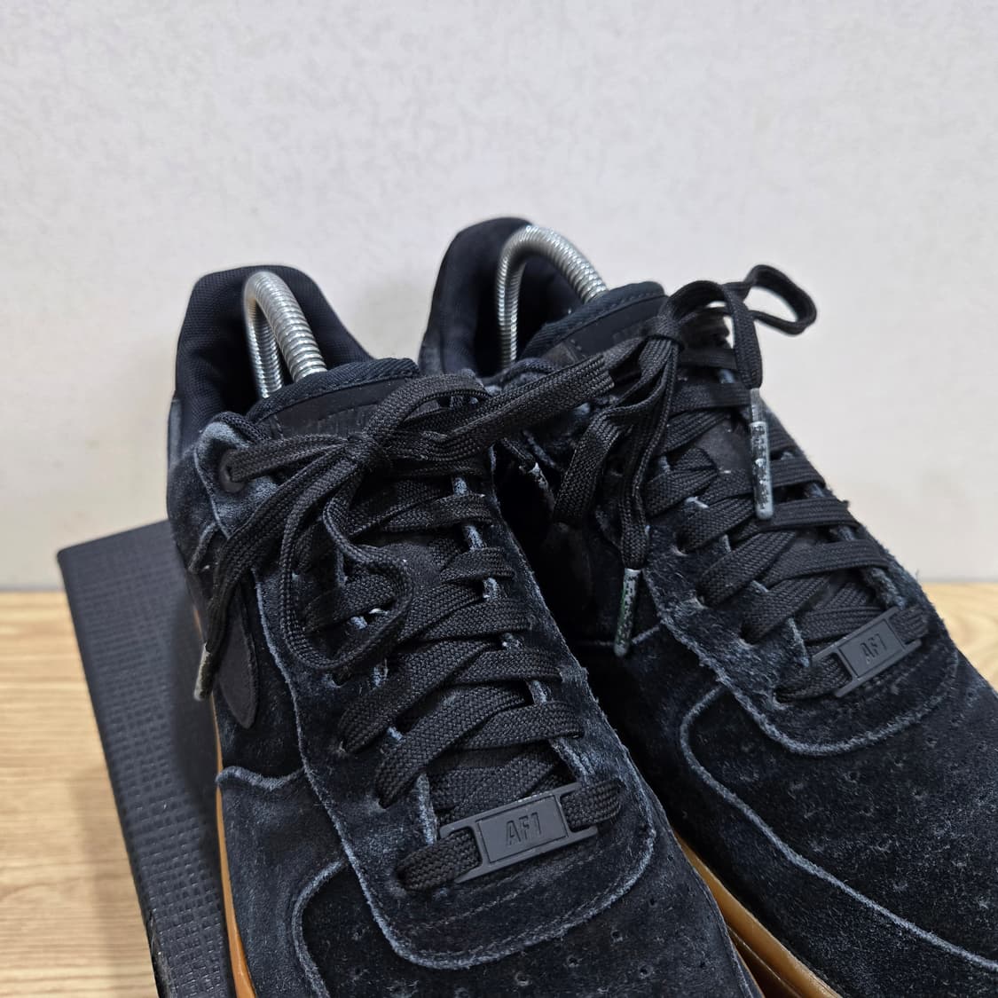 255 나이키 에어포스1 스웨이드 검솔 블랙 상품이미지6
