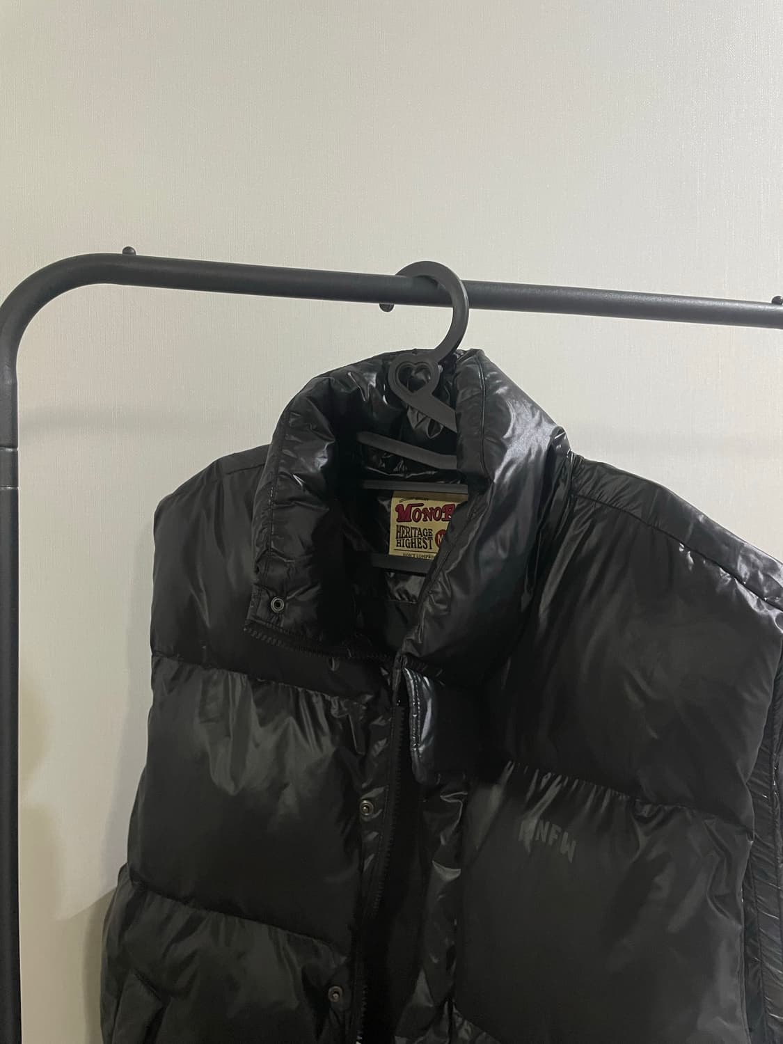 MONOHLOW 패딩 조끼 블랙 상품이미지1