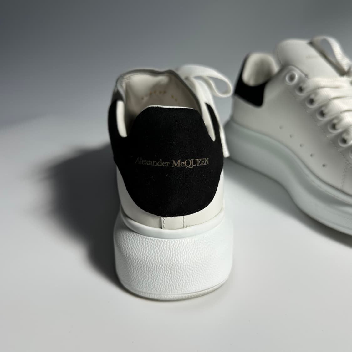 [새상품급/풀구성] 알렉산더 맥퀸 오버솔 스니커즈 37.5(245) 상품이미지4