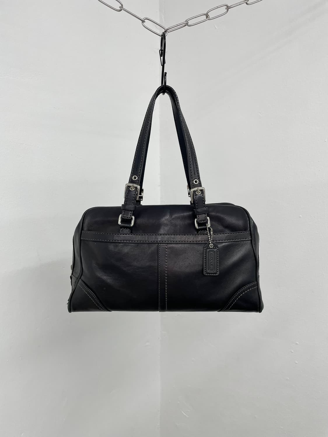 코치 블랙 레더 버클백 상품이미지1