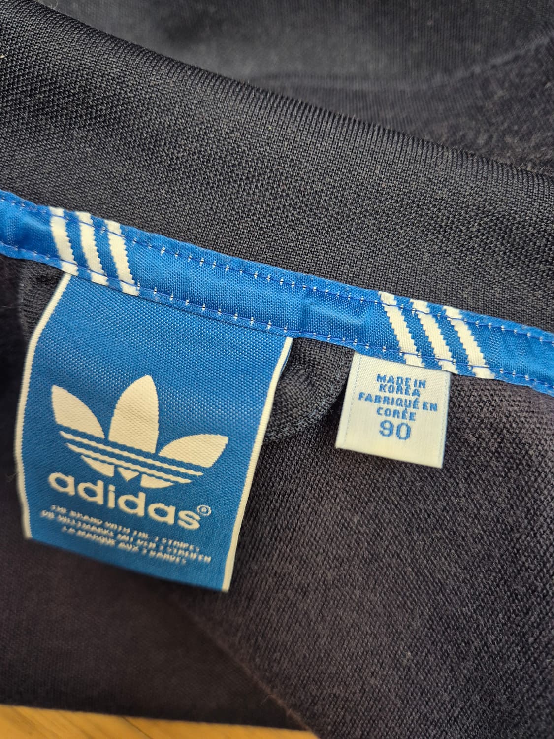 아디다스 유로파 트랙탑 상의 네이비 색상입니다. 사이즈는 90이고, 여성 상품이미지3