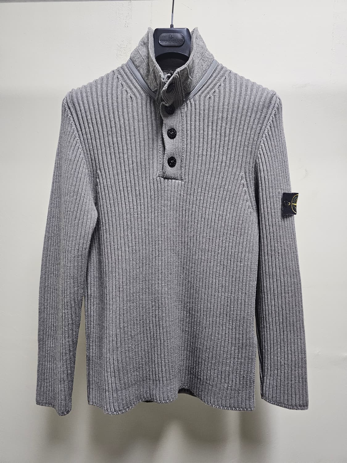 스톤아일랜드 골지 버튼 넥집업 니트 상품이미지1