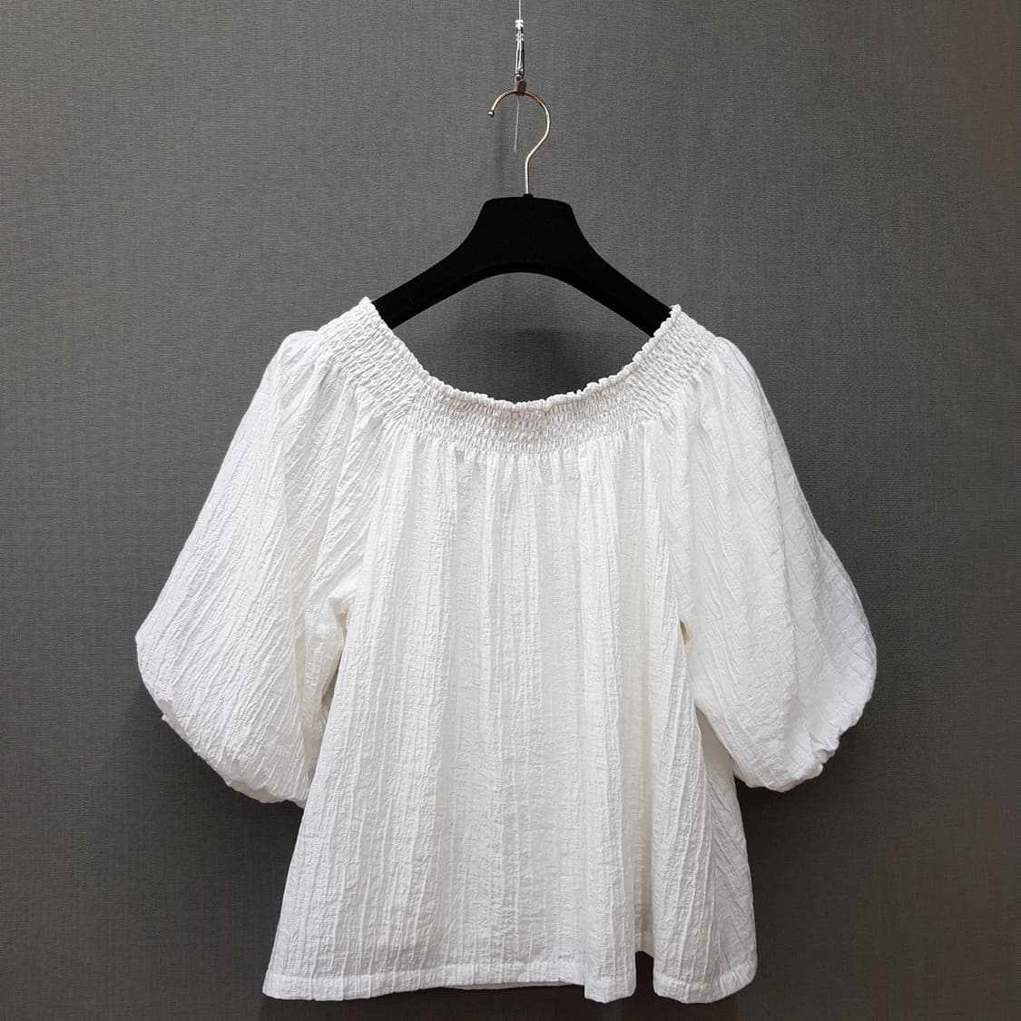 클럽모나코 2025스모크 밴딩 퍼프 슬리브 블라우스 S사이즈 상품이미지5