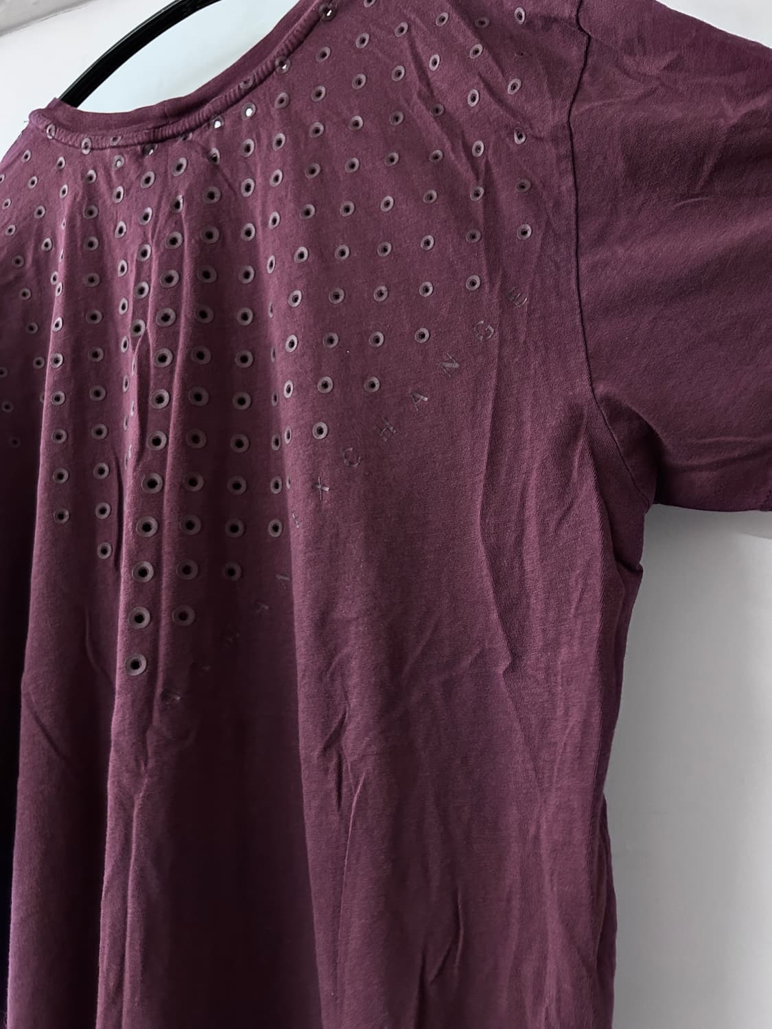 아르마니 아일렛 그래픽 반팔 버건디 상품이미지6