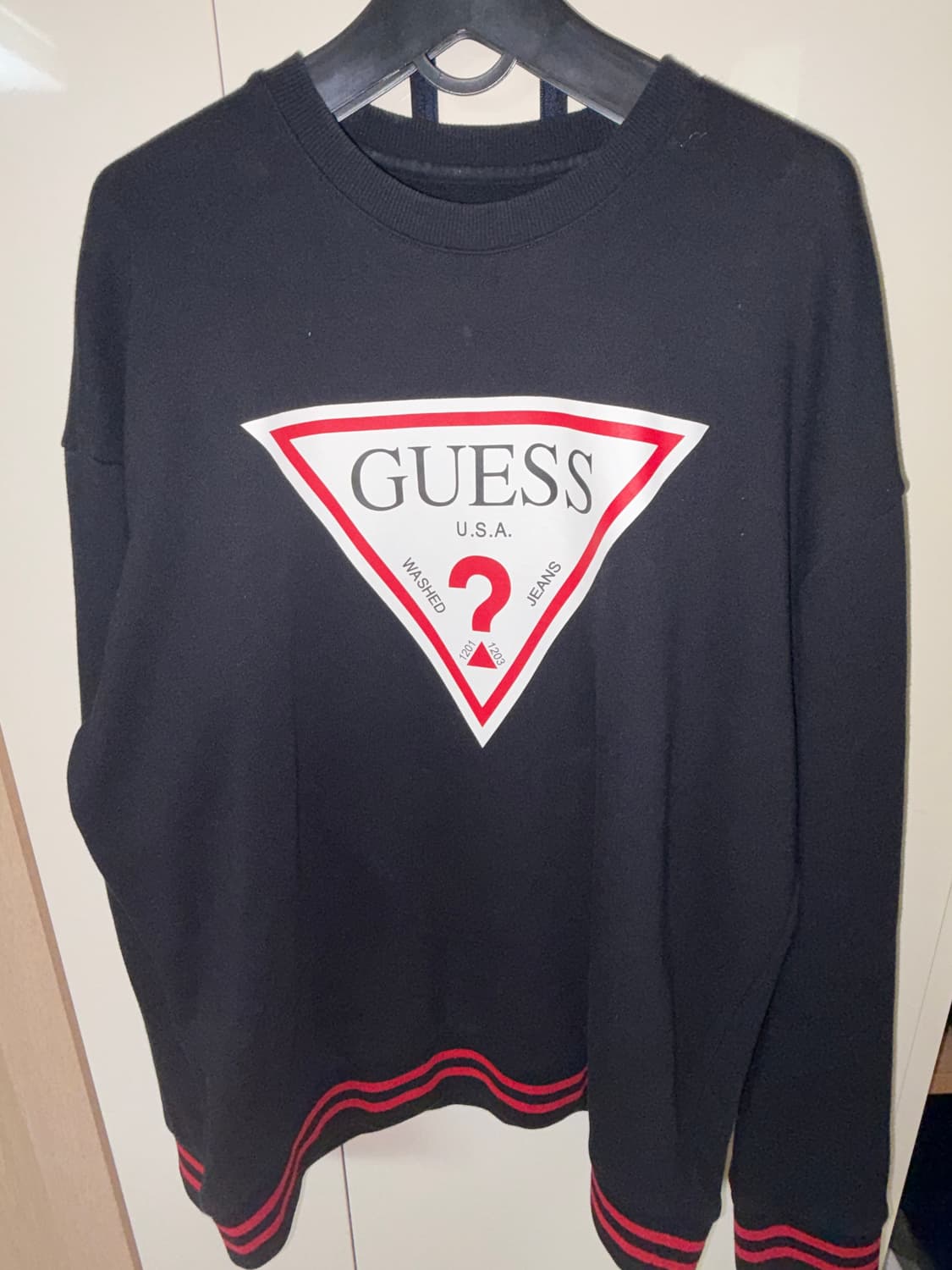 게스 GUESS 검정 맨투맨 상품이미지1