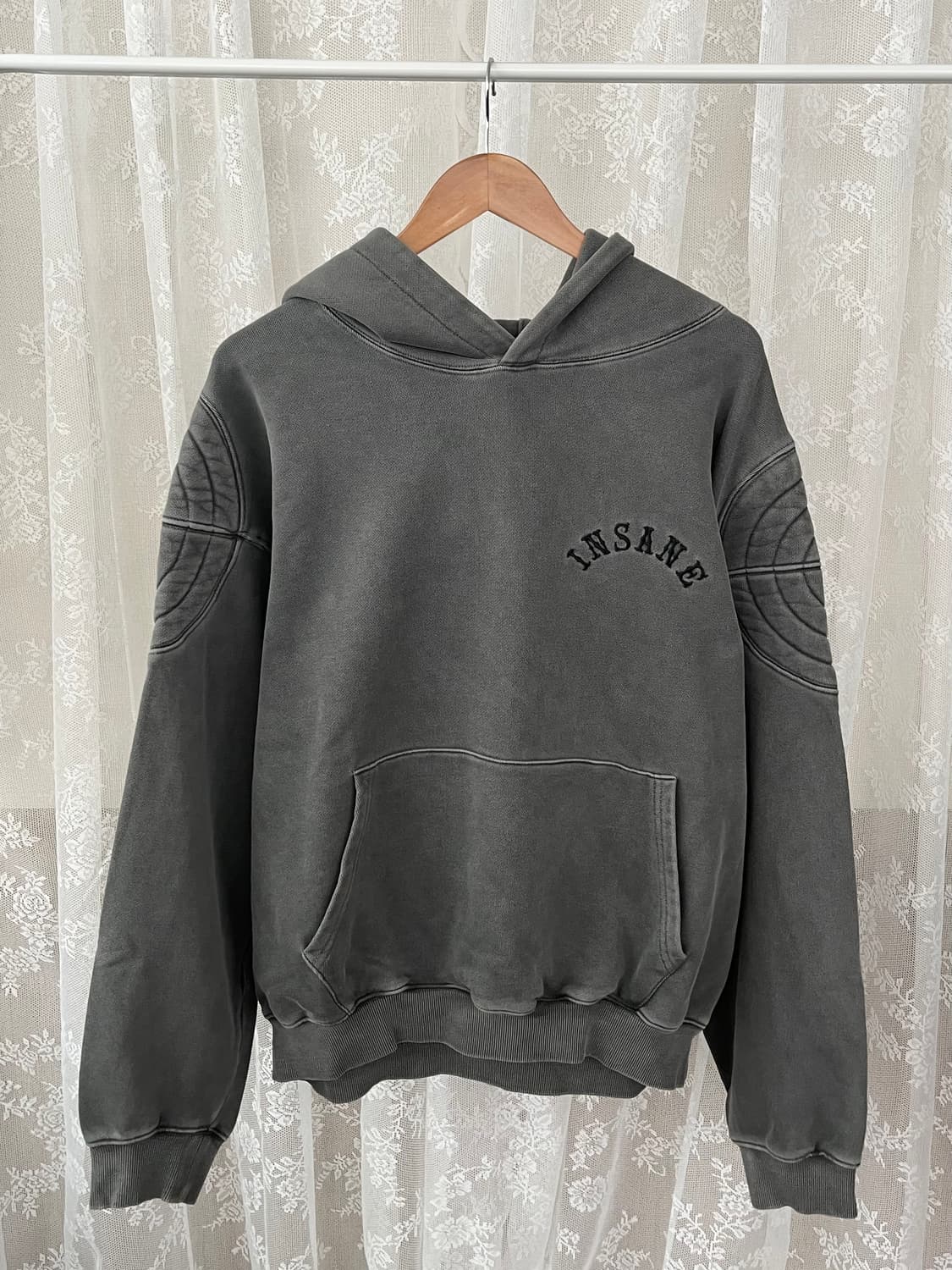 2) 인세인개러지 패디드 숄더 후드 차콜 상품이미지1