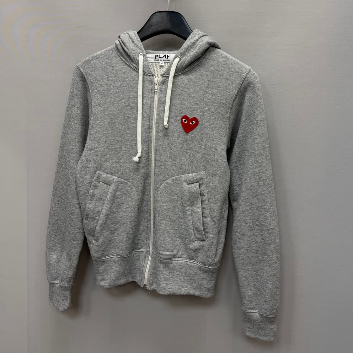 꼼데가르송 레드 와펜 백프린팅 후드 집업 (44)  상품이미지5