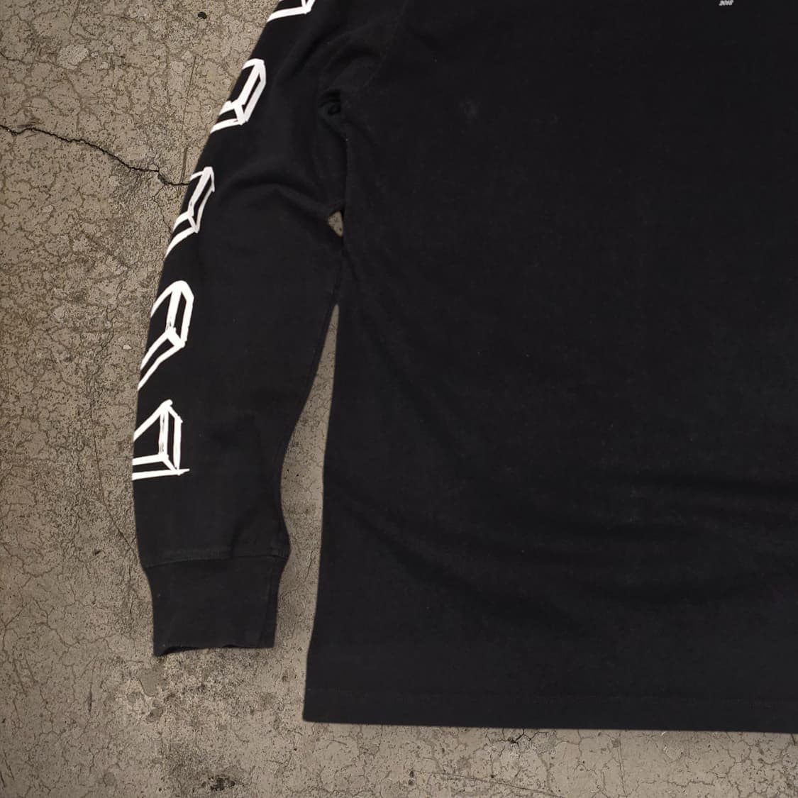 오프화이트 드로잉 스타일의 그래픽 긴팔 티셔츠 상품이미지3