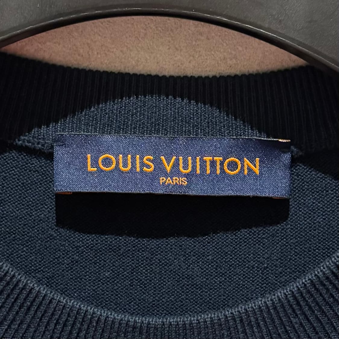 A+ / M (100) 루이비통 니고2 시그니처 니트 반팔티 네이비 상품이미지3