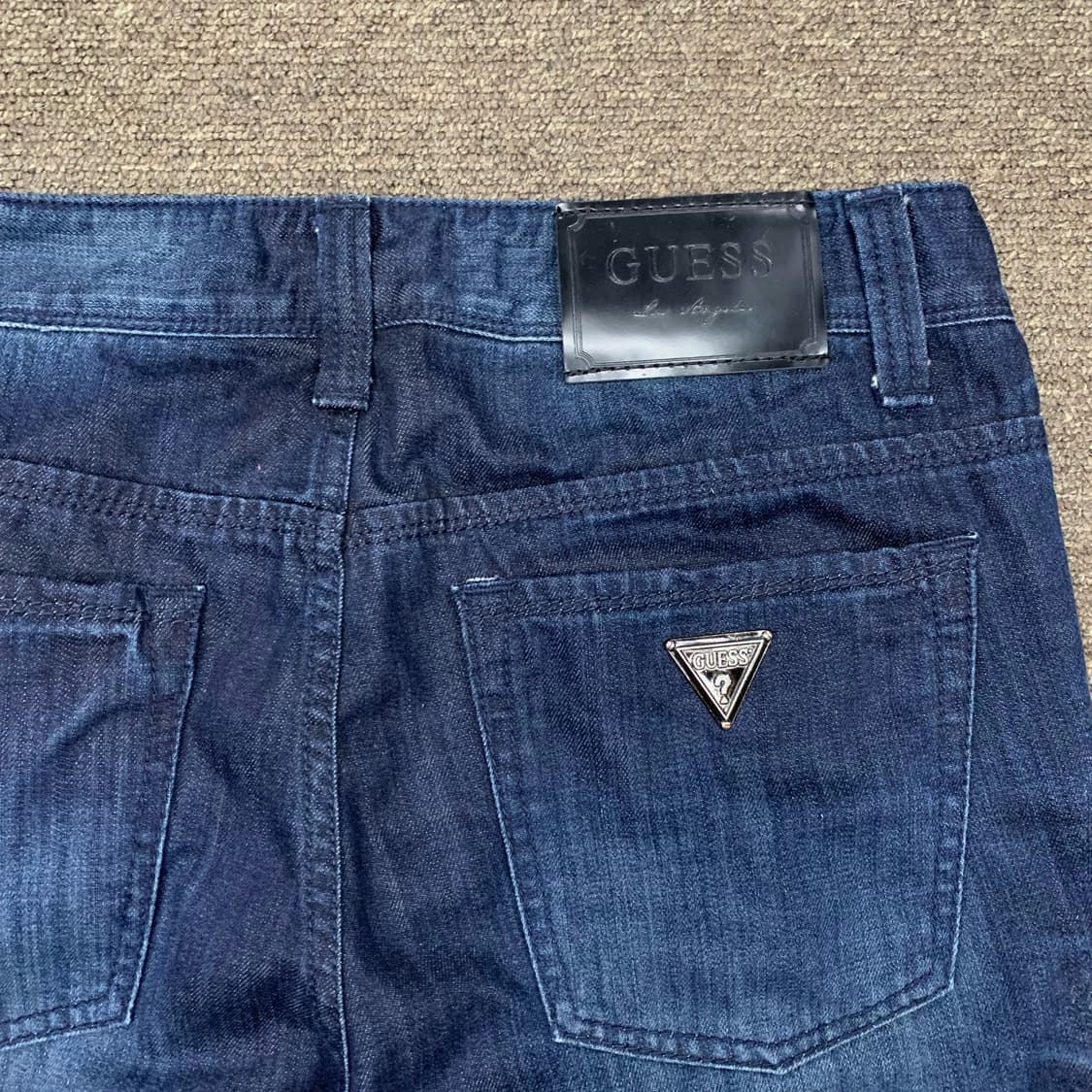 [33] 게스 블랙 메탈플레이트 테이퍼드핏 데님팬츠 상품이미지1