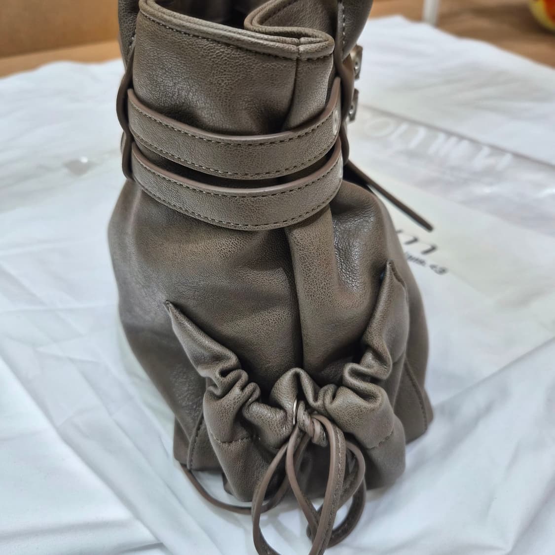 (새상품) 여밈 미디움 타운 벨트백(짙은회갈색) 상품이미지10