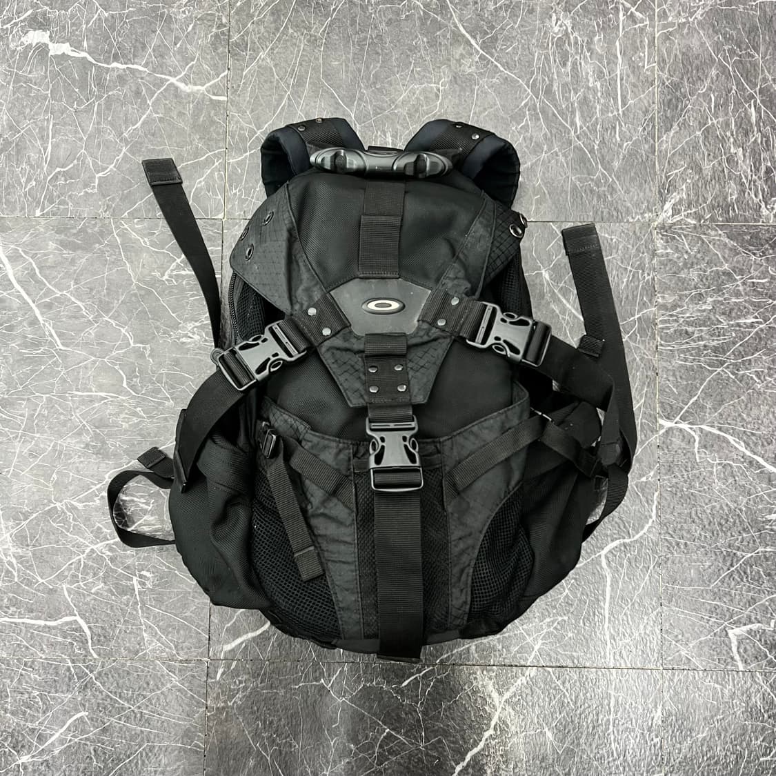 오클리 아이콘로고 3.0 테크니컬 백팩 블랙 상품이미지3