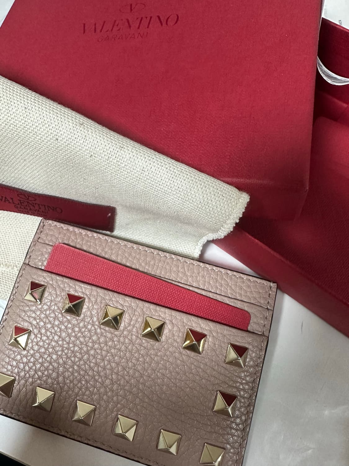 발렌티노 락스터드 그레이니 카프스킨 카드지갑 뿌드르 상품이미지1