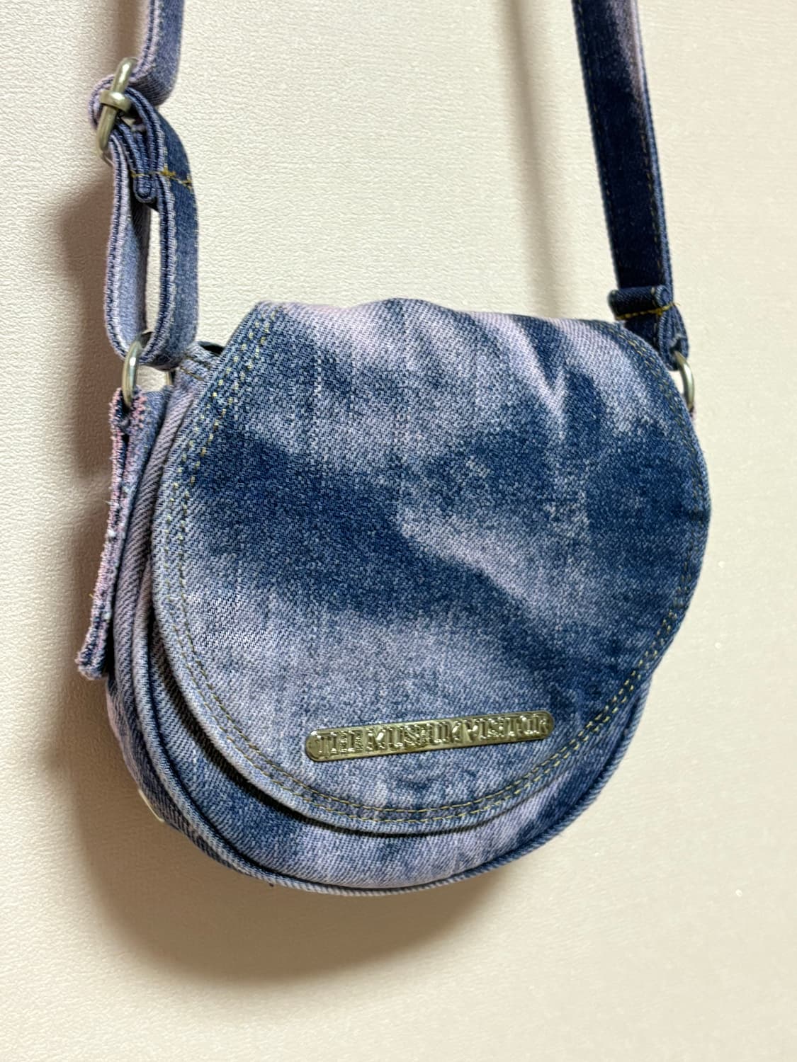 [1회 착용] 뮤지엄 비지터 핑크블루 데님 크로스백 상품이미지3