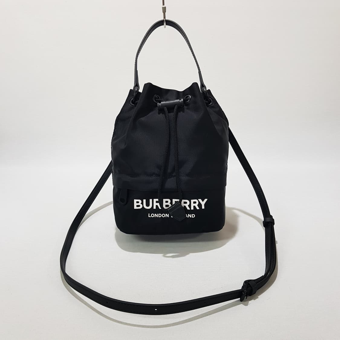 버버리 포이베 파우치 버킷백 블랙  상품이미지1