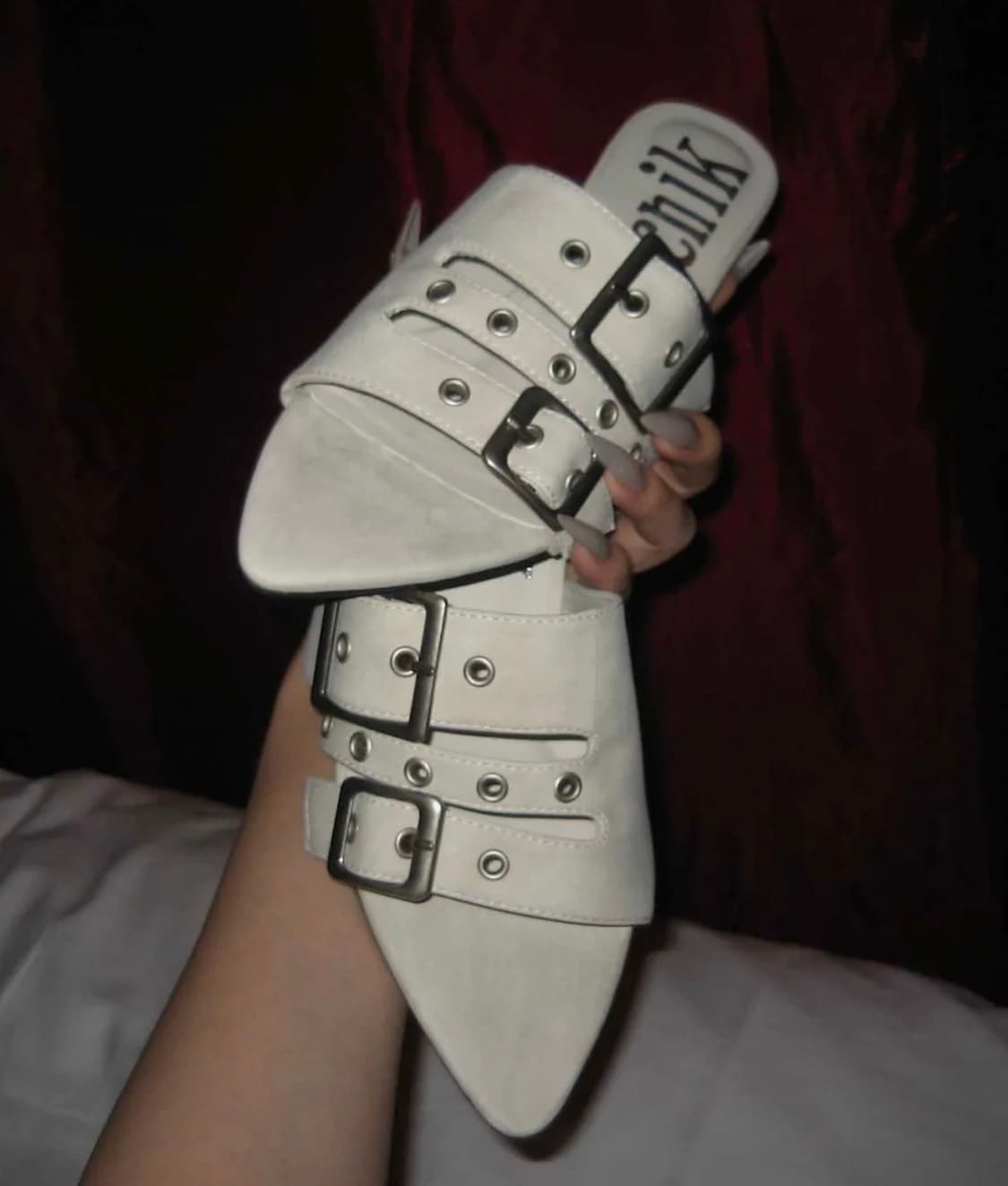 이크닉 r. 907 three belted heels / ivory 상품이미지1