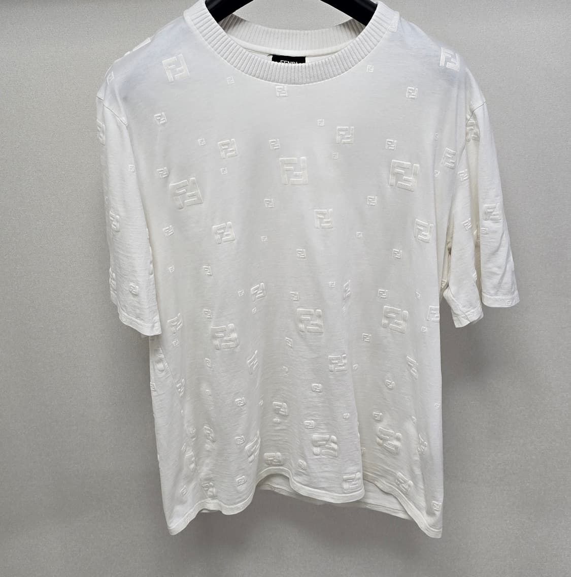 펜디 FF 멀티 로고 반팔 티셔츠 L사이즈 100 판매 상품이미지1
