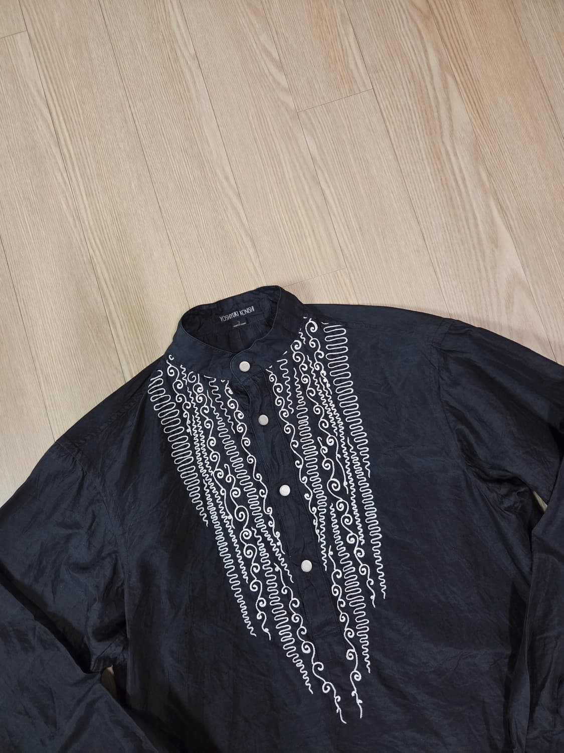 요시유키 코니시 재팬 블랙 실크 헨리넥 셔츠 상품이미지2