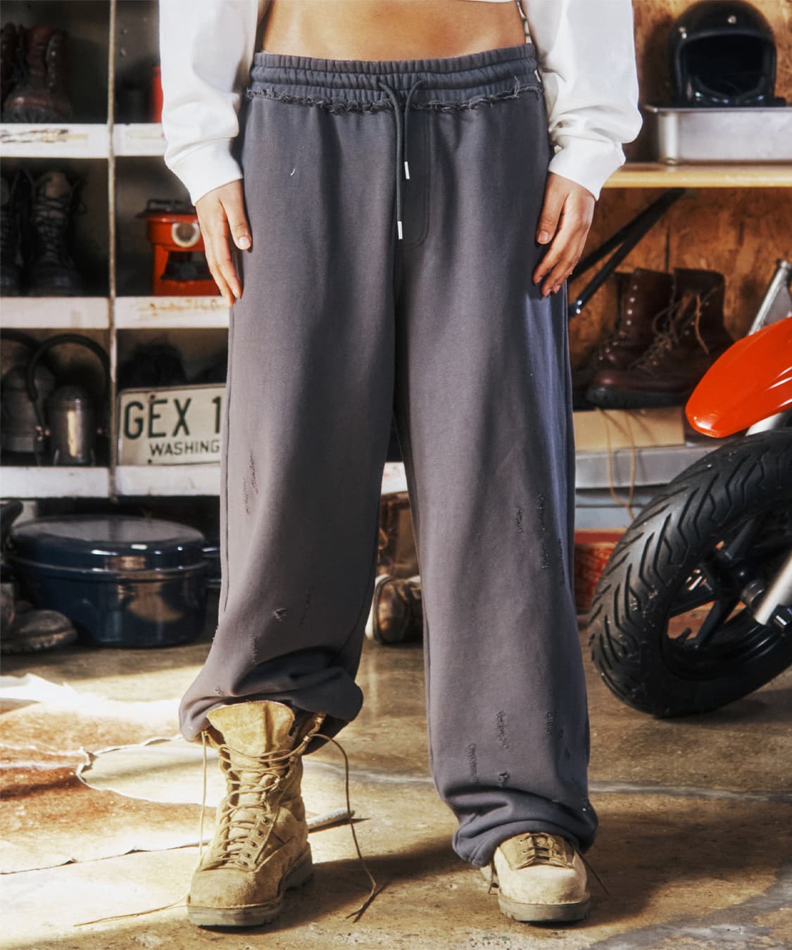 Thevinylhouse 데미지 스웻 팬츠 차콜 상품이미지1