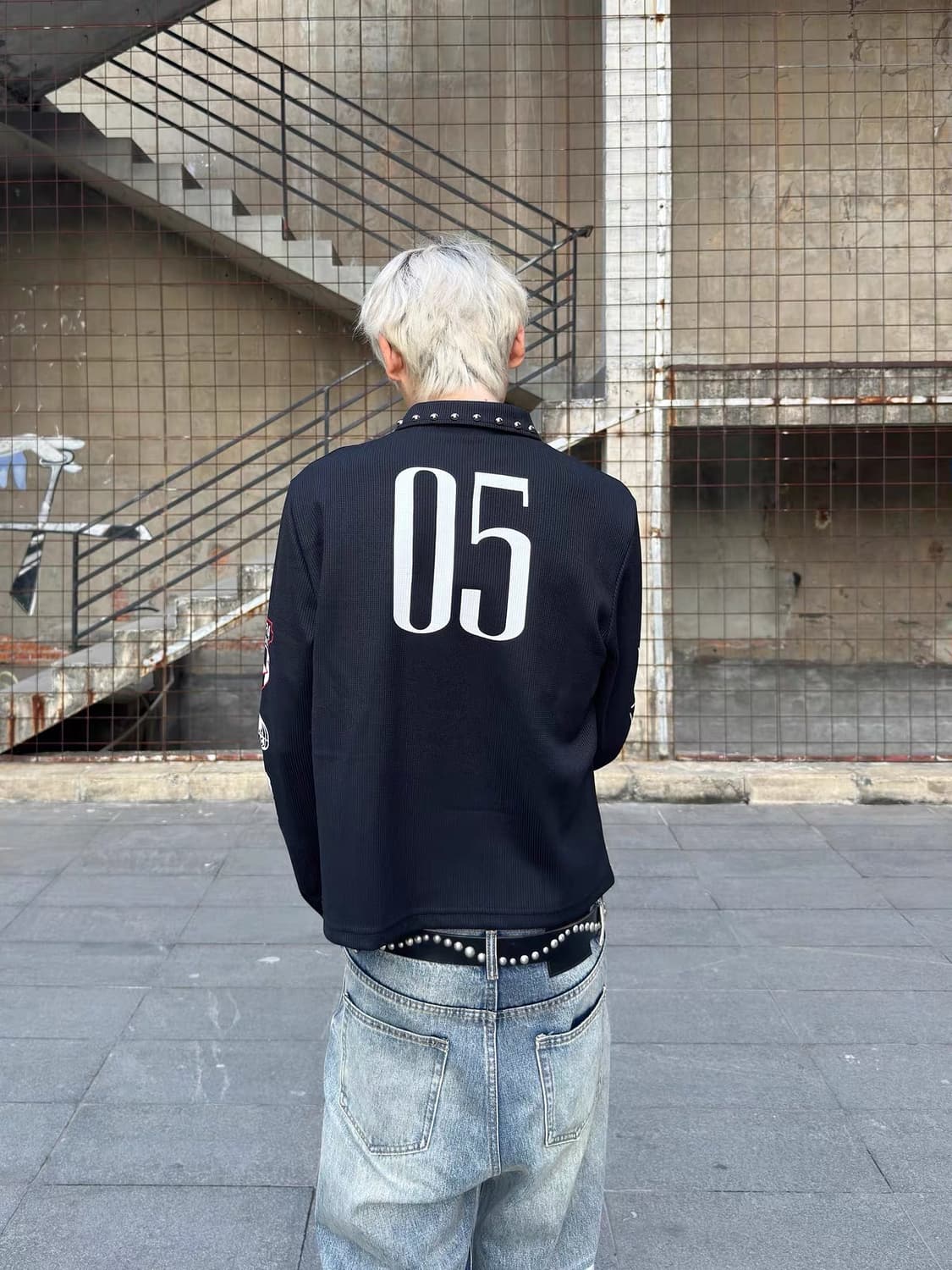 스터드 카라 패치 그래픽 슬림핏 카라 긴팔티 상품이미지5