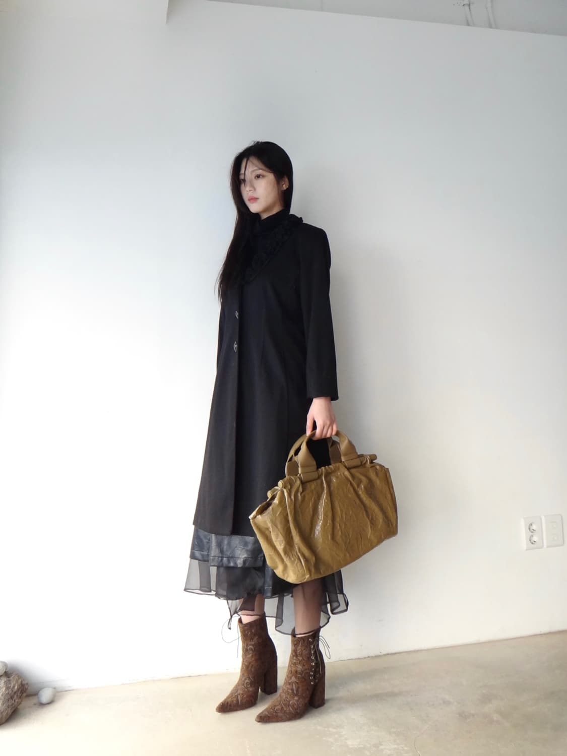 Rose neck detail jacket / black 상품이미지1