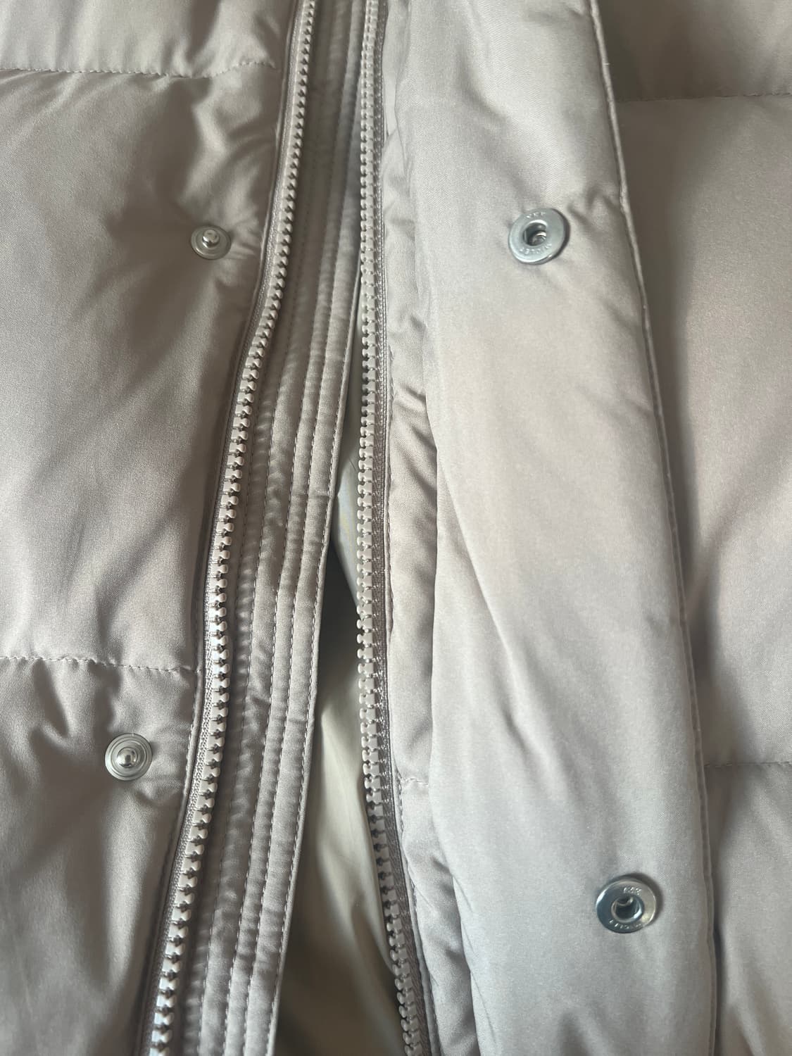 인사일런스 에센셜 다운 자켓 Beige 상품이미지4