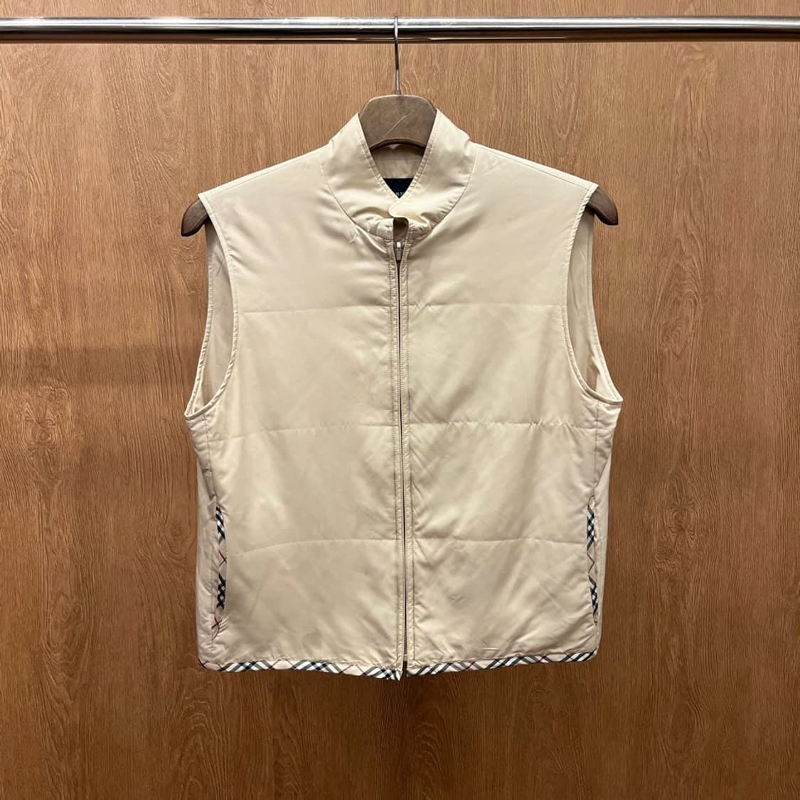 버버리 경량 패딩 베스트 스탠드 카라 밑단 포켓 라인 디테일 베이지 상품이미지2