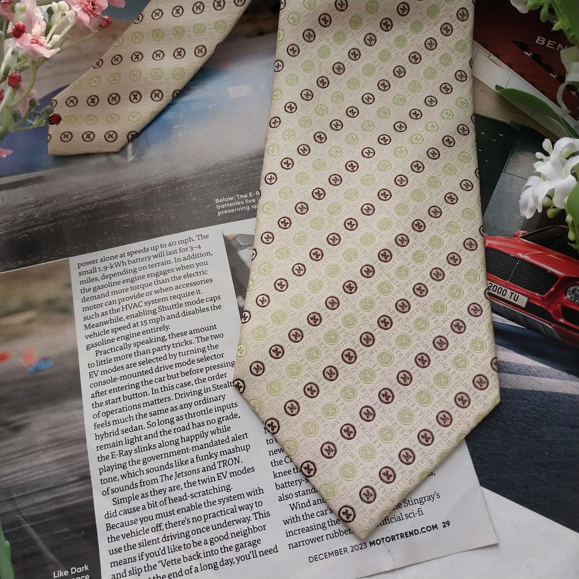 메트로시티 M 자수 패턴 아이보리 넥타이 9.7cm A등급 K1611
 상품이미지4