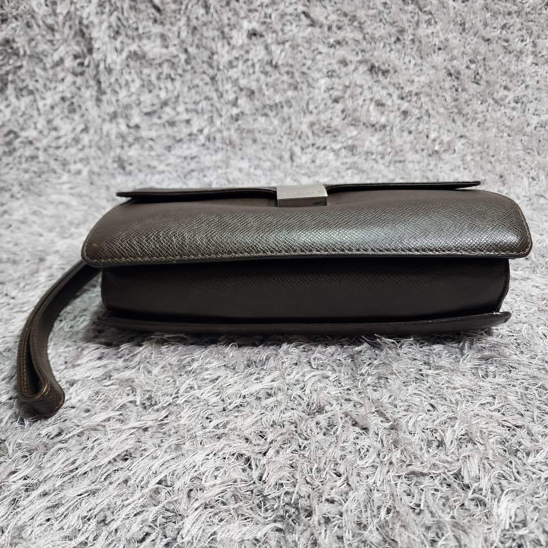 루이비통 타이가 세컨백 클러치백 상품이미지4