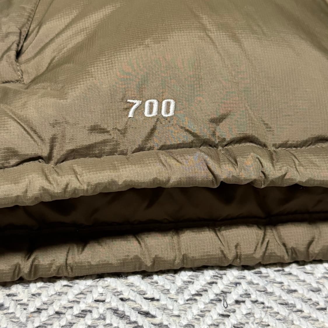 [100] 노스페이스 센터로고 브라운 700 눕시 패딩 베스트 조끼 상품이미지5