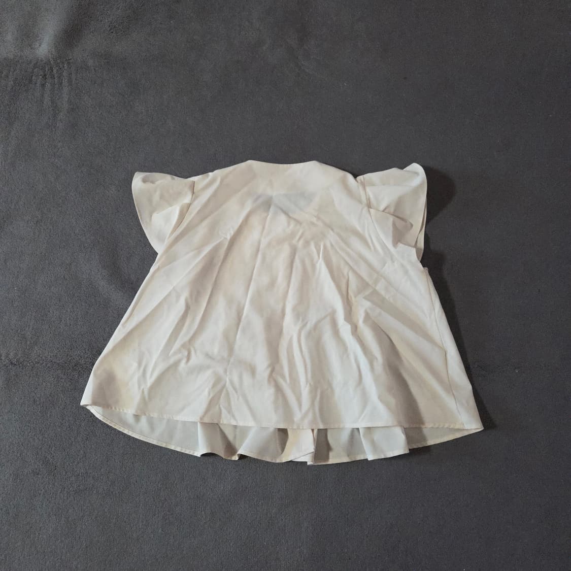 킨더살몬 핀턱 러플 슬리브 블라우스 크림 상품이미지7