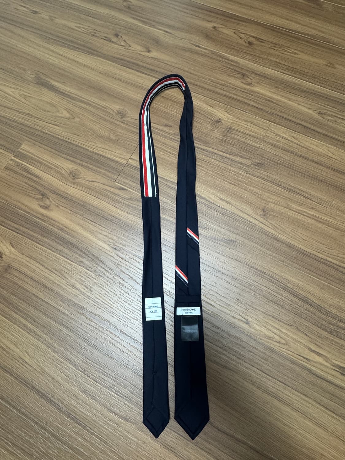 톰브라운 넥타이 네이비 팝니다. 상품이미지2