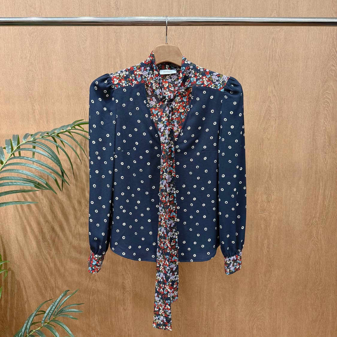 막스앤코 플라워 패턴 도트 믹스 블라우스 리본 타이 넥 디테일 네이비 상품이미지1