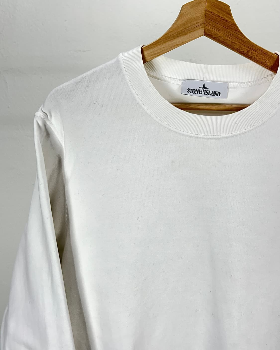 스톤아일랜드 화이트 크루넥 와펜 스웨트 셔츠 상품이미지2