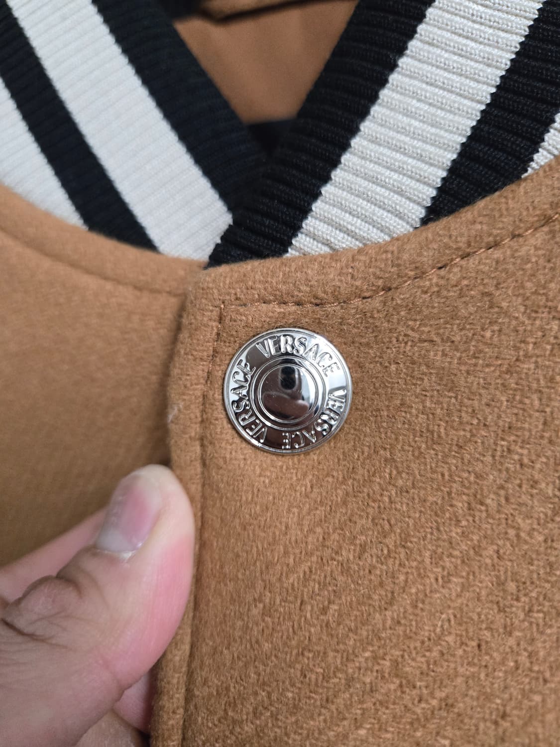 베르사체 23FW 울가죽 바시티 패디드 자켓 52사이즈 상품이미지3