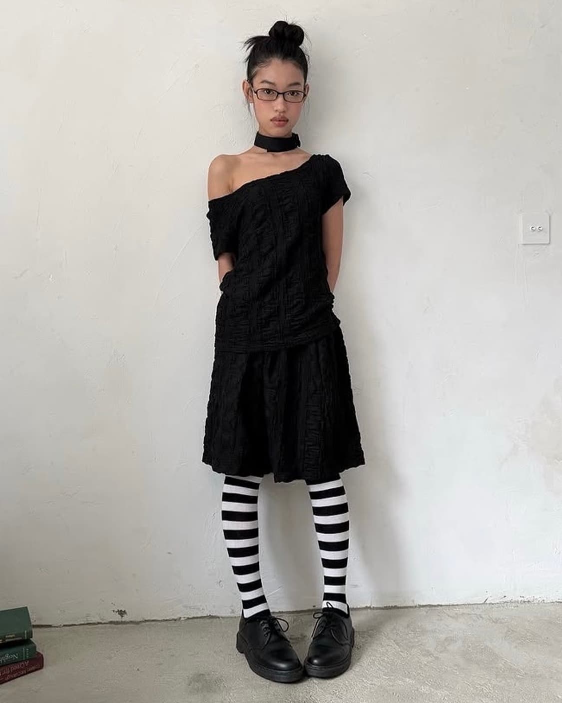 버터니 텍스처 오프숄더 티셔츠 (Black) 상품이미지1
