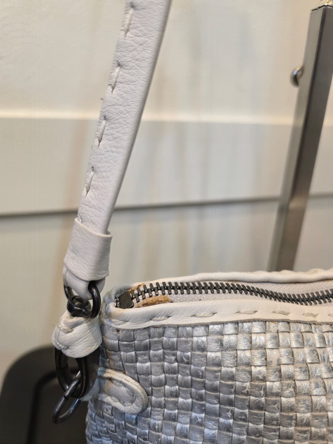 헨리베글린 양가죽 위빙 실버 크로스백 상품이미지3