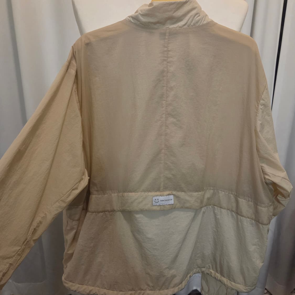 뉴발란스 액티브 크롭 바람막이 상품이미지2