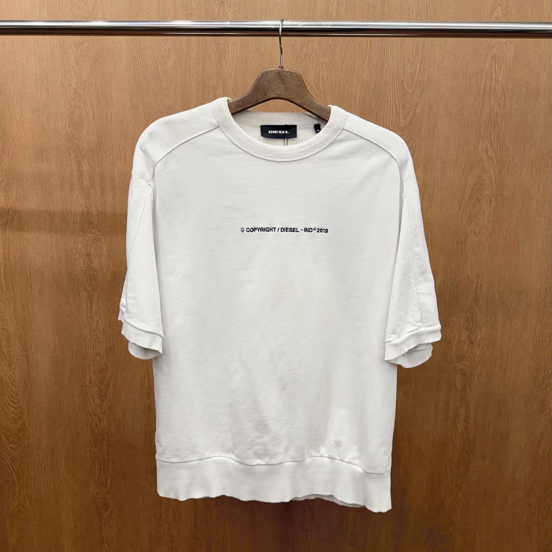 디젤 라운드넥 맨투맨 5부 소매 래글런 로고 레터링 자수 디테일 화이트 상품이미지2