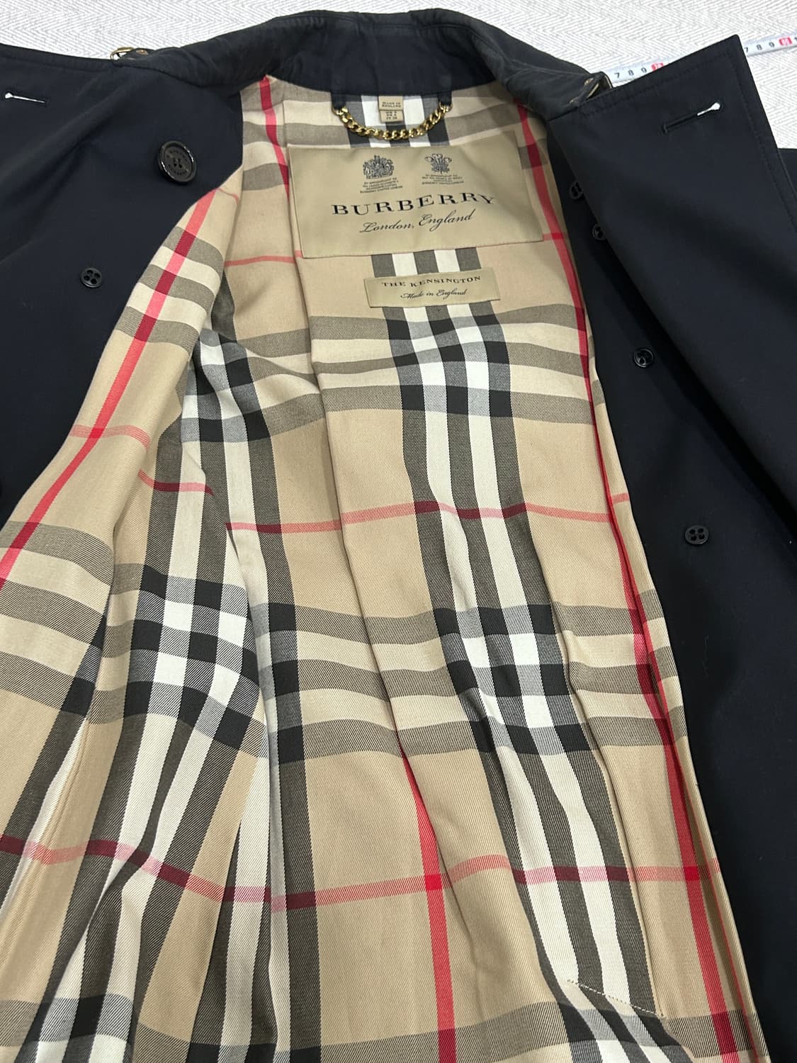 버버리 헤리티지 켄싱턴 미디 트렌치코트 55 네이비 상품이미지9